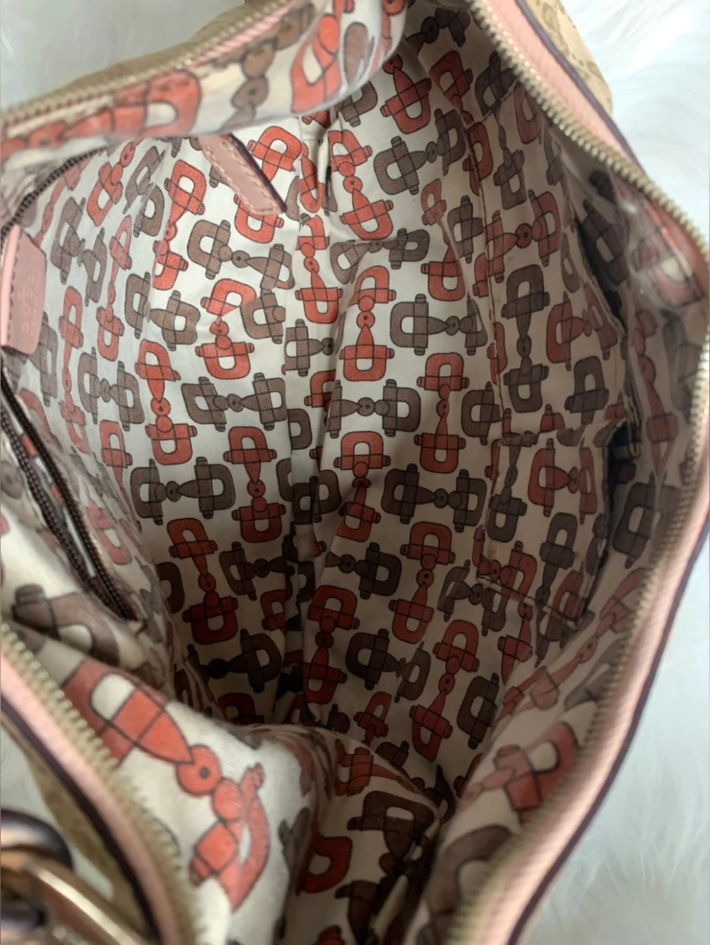 GUCCI/Ebony GG Canvas Interlocking G Medium Hobo Bag. - Picture 9 of 16